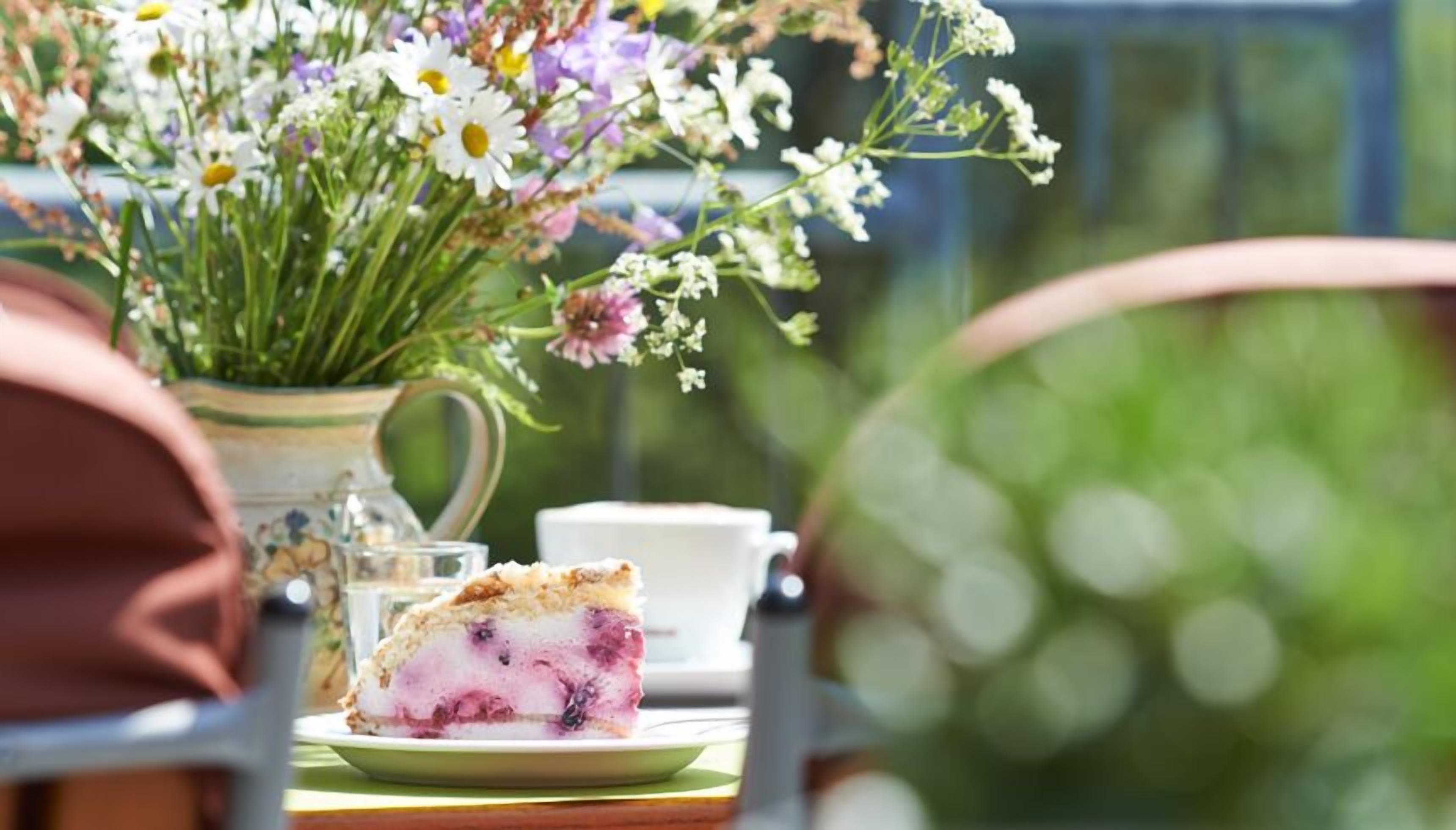 lunch and dinner served, international cuisine