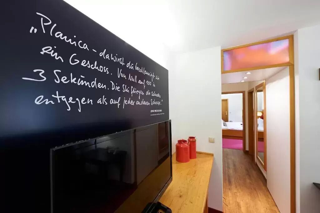 lunch and dinner served, international cuisine