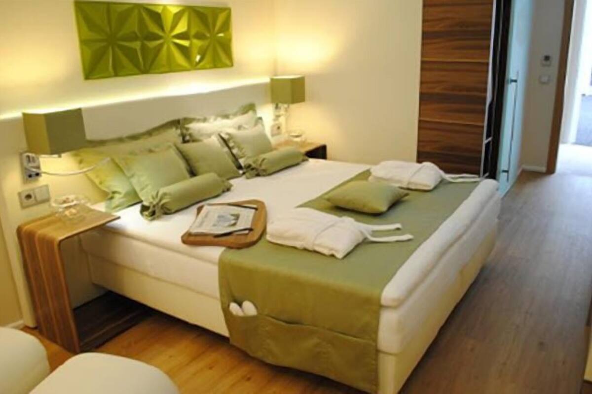 Desk, soundproofing, free WiFi, bed sheets