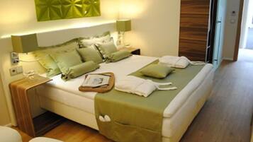 Desk, soundproofing, free WiFi, bed sheets