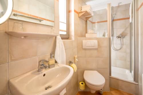 Douche, sèche-cheveux, serviettes fournies