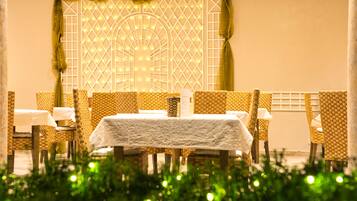 Desayuno buffet todos los días (con cargo)