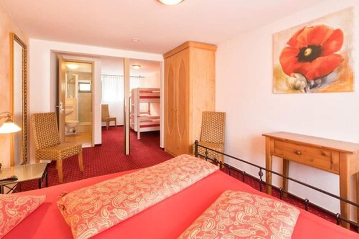Family Room | In-room safe, WiFi (free), bed sheets