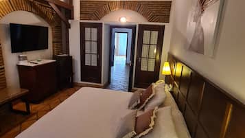 Junior Suite | In-room safe, desk, blackout drapes, rollaway beds