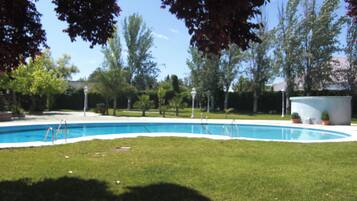Piscine extérieure (ouverte en saison), parasols de plage