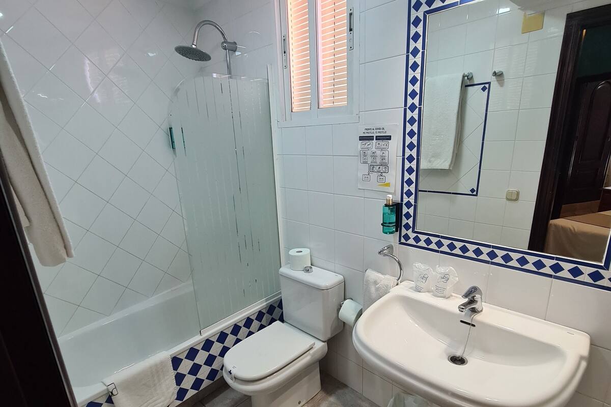 Vòi sen/bồn tắm kết hợp, đồ dùng nhà tắm miễn phí, máy sấy tóc 
