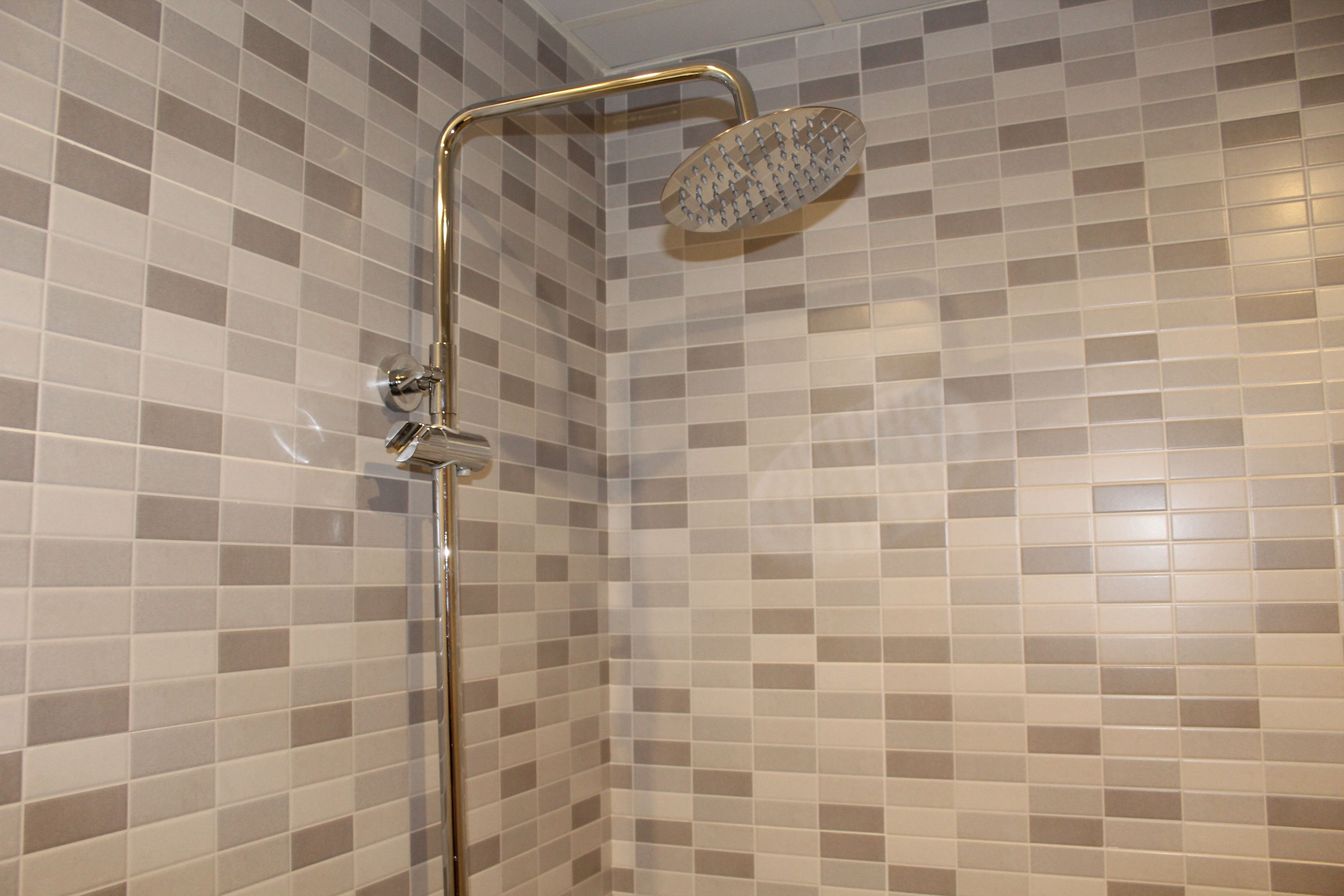 Twin Room | Bathroom shower