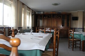 Lunch and dinner served, Regional cuisine - Hostal Mirobriga (Ciudad Rodrigo)