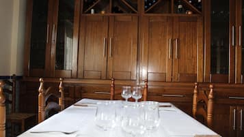 Se sirven comidas, cenas y cocina regional