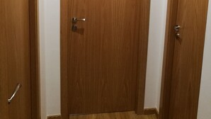 Tres puertas de madera con los números 32, 31 y 30.