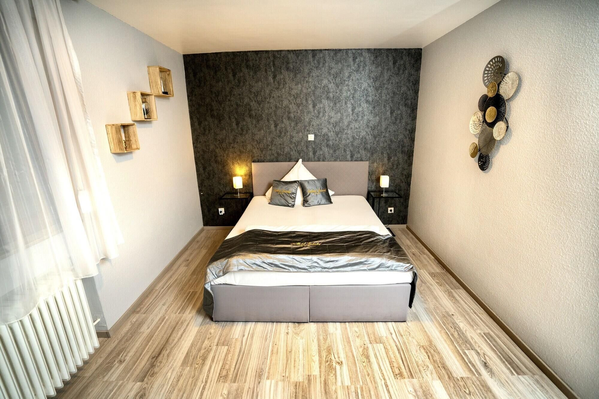 خزنة داخل الغرفة ومكتب ومكواة/لوح كي وأسرّة قابلة للطي