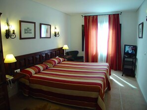 Dobbelt- eller tomannsrom | Safe på rommet, blendingsgardiner og barnesenger (inkludert)