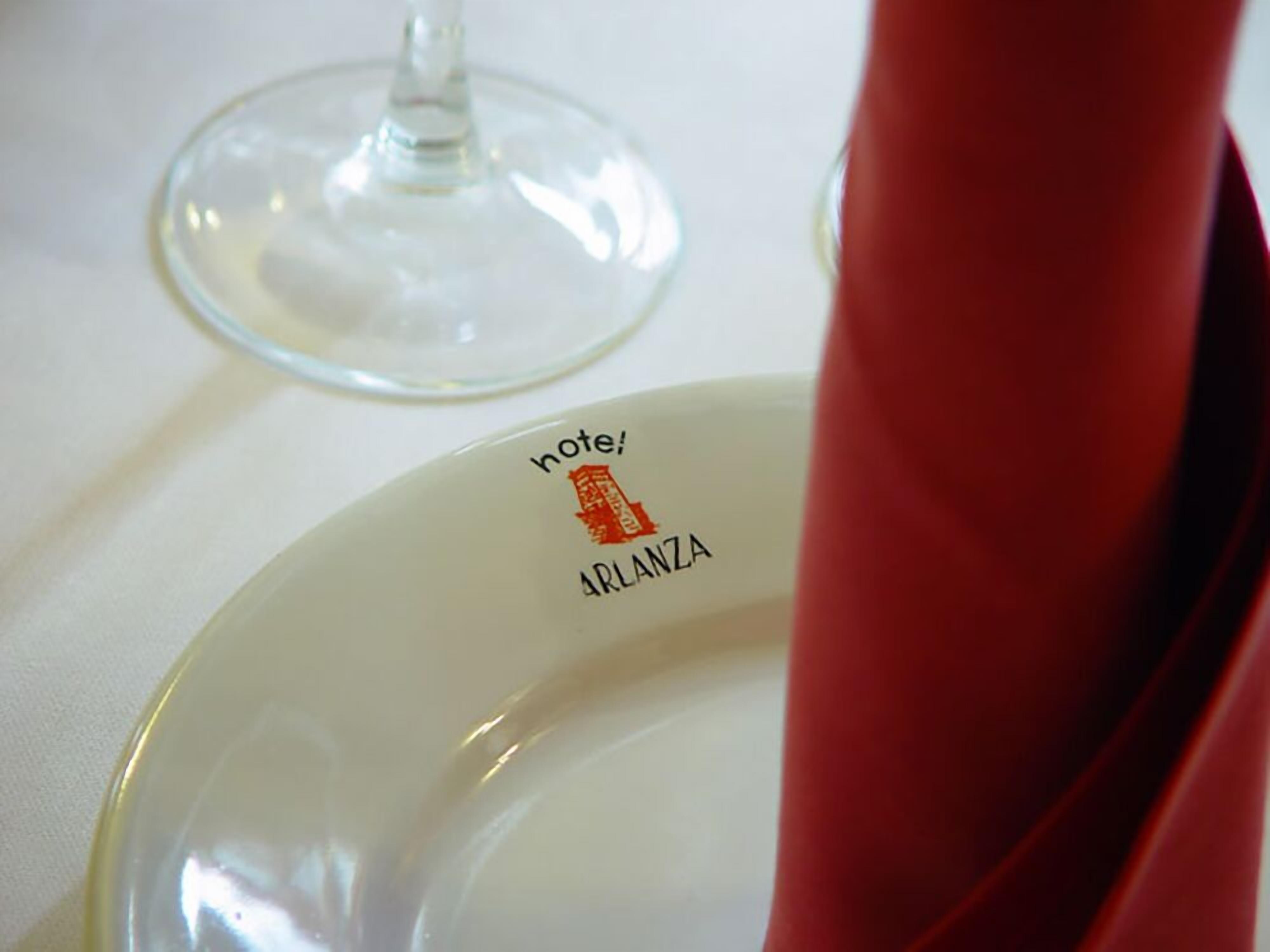 A white plate with the text "note! ARLANZA" and a wine glass.