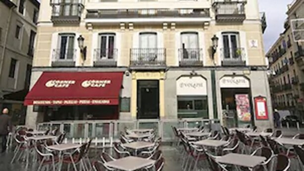 A multi-story hotel with balconies, a ground-floor restaurant, and outdoor seating. - Hostal Cruz Sol (Madrid)