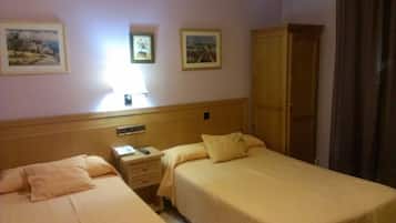 Minibar, escritorio, tabla de planchar con plancha y wifi gratis