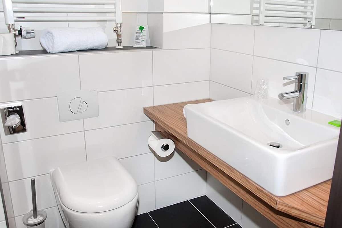 Douche, articles de toilette gratuits, sèche-cheveux