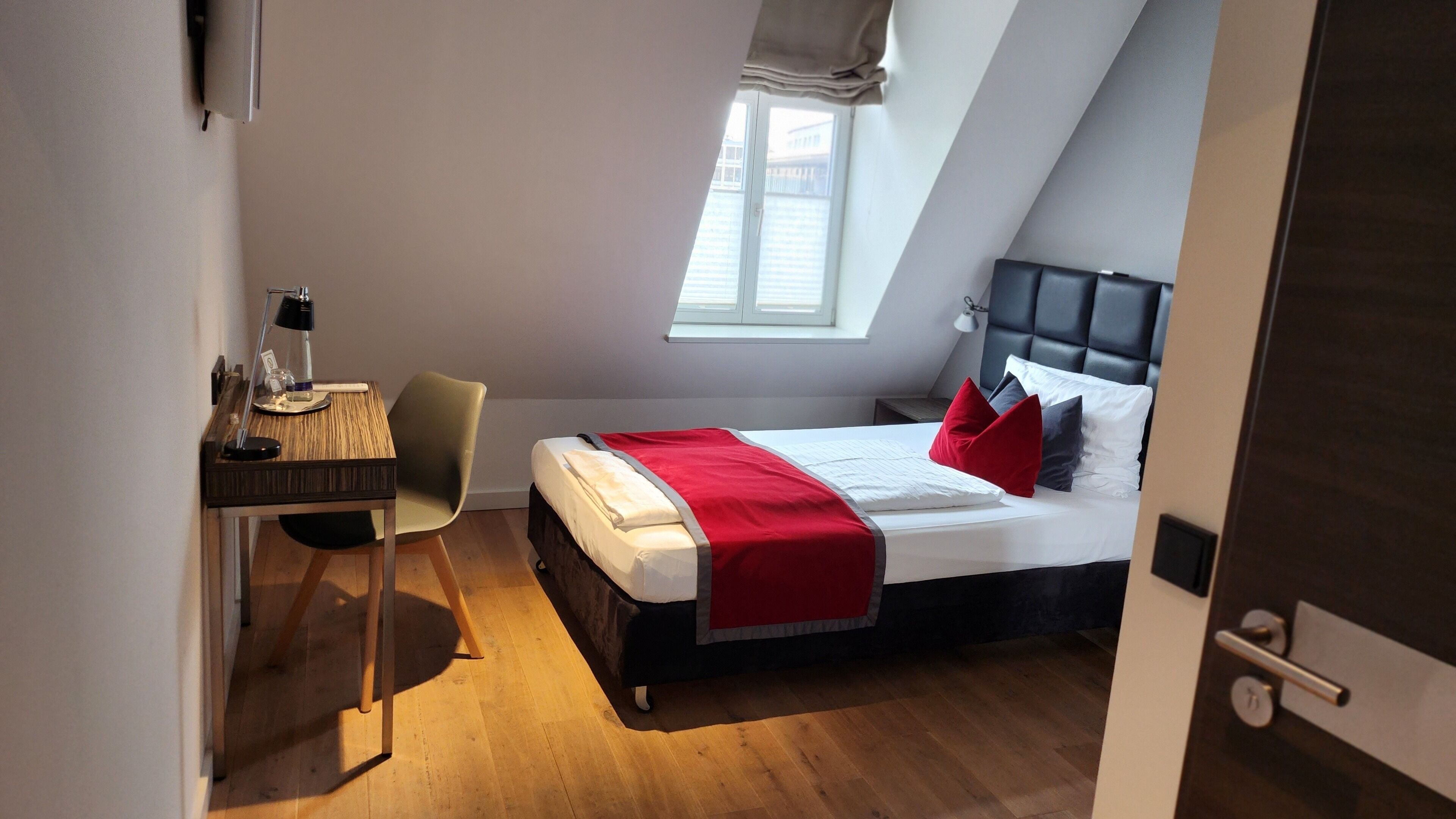 أغطية فراش متميزة وستائر تعتيم وتجهيزات عازلة للصوت ومكواة/لوح كي