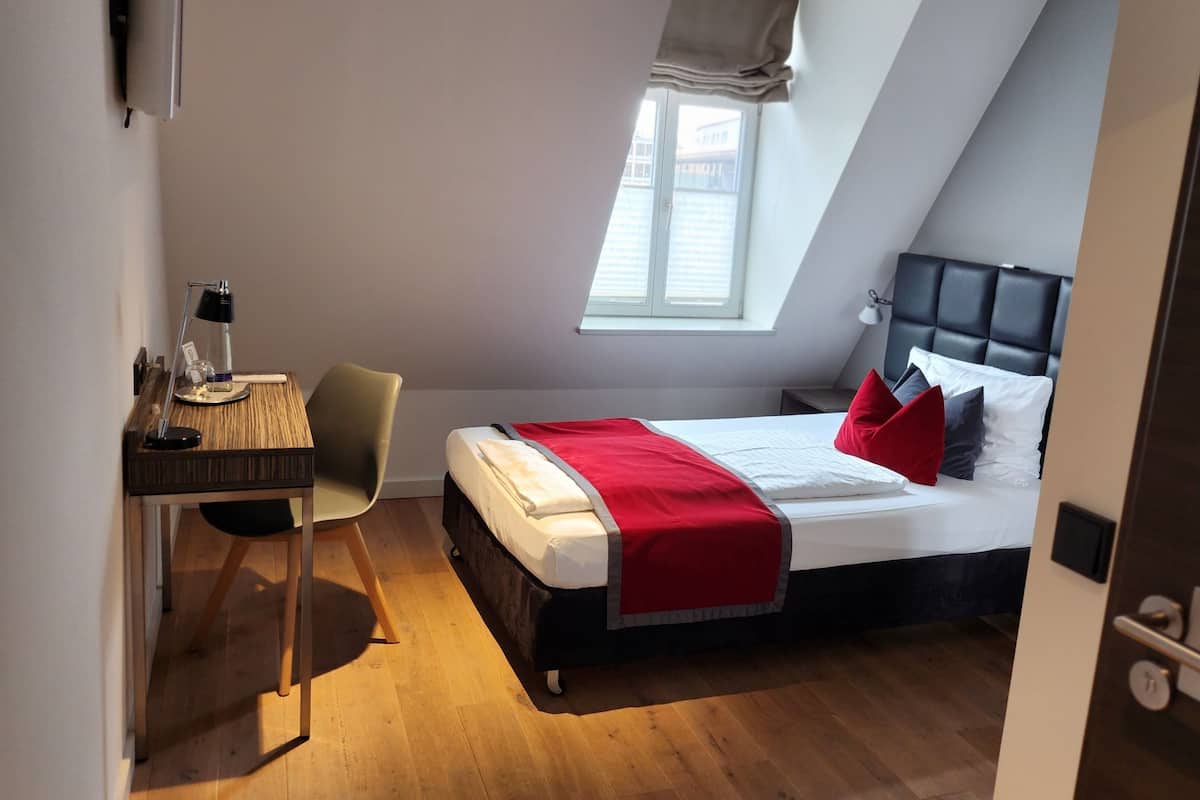 Einzelzimmer Basic | Premium bedding, blackout drapes, soundproofing, iron/ironing board