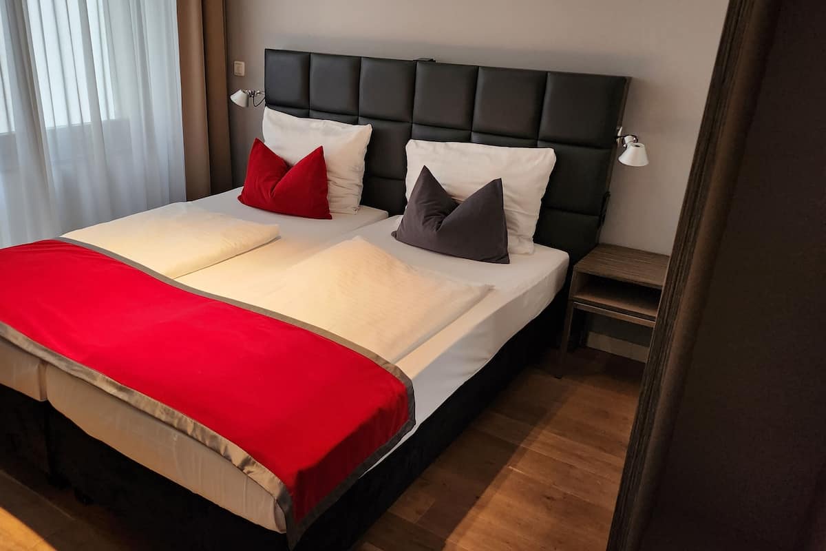Doppelzimmer Economy | Premium bedding, blackout drapes, soundproofing, iron/ironing board