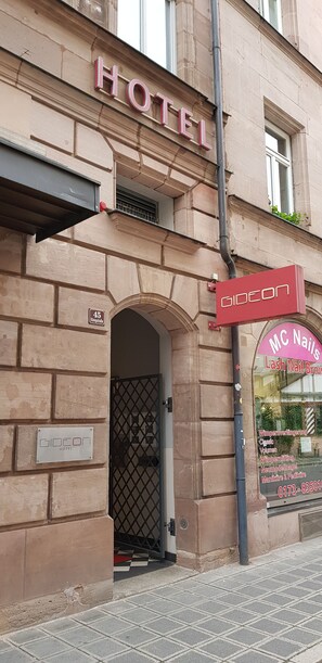 A hotel entrance with a sign reading "HOTEL" and a nearby sign for "GIDEON". - Gideon Designhotel (Nuremberg)