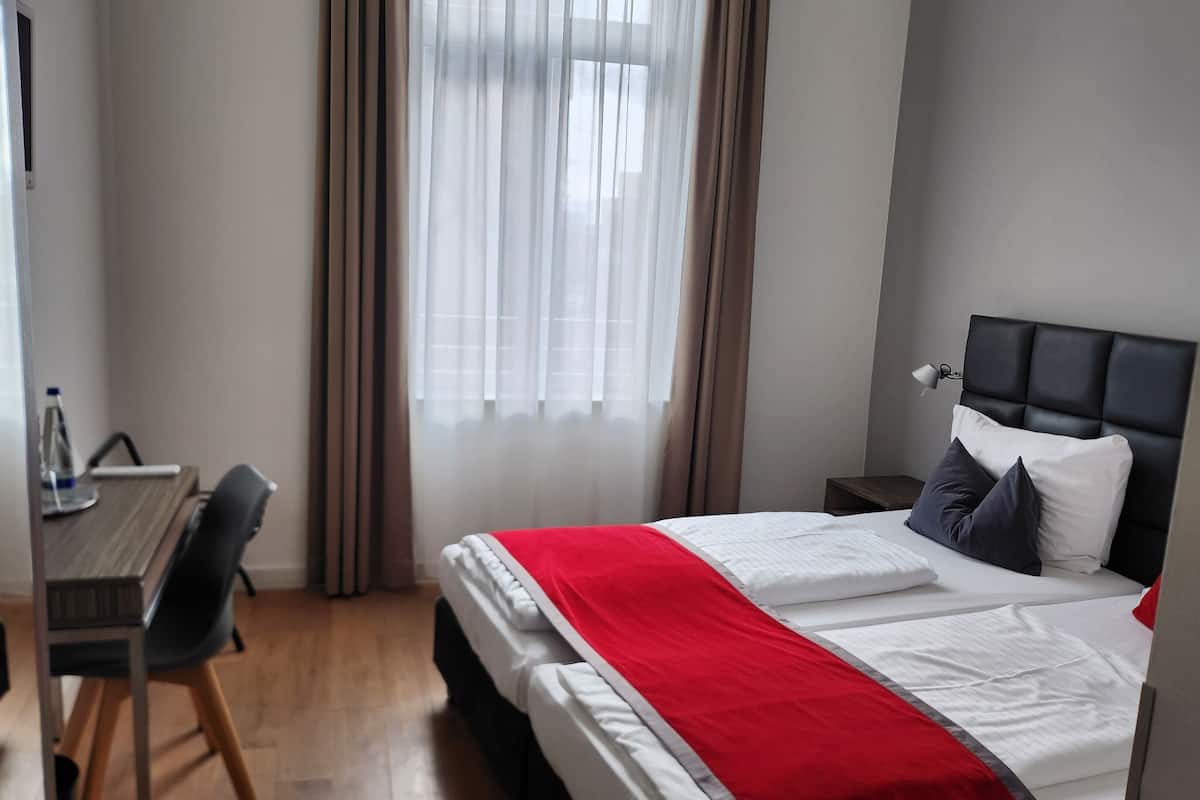Doppelzimmer Basic | Premium bedding, blackout drapes, soundproofing, iron/ironing board