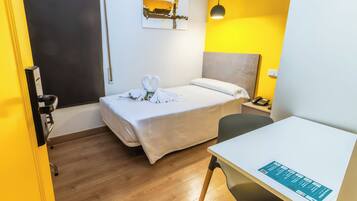 Deluxe eenpersoonskamer | 20 slaapkamers, een bureau, een laptopwerkplek, verduisterende gordijnen