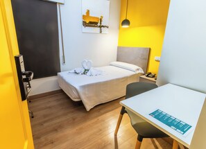 Phòng đơn Deluxe | 20 phòng ngủ, bàn, khu vực làm việc phù hợp cho laptop 