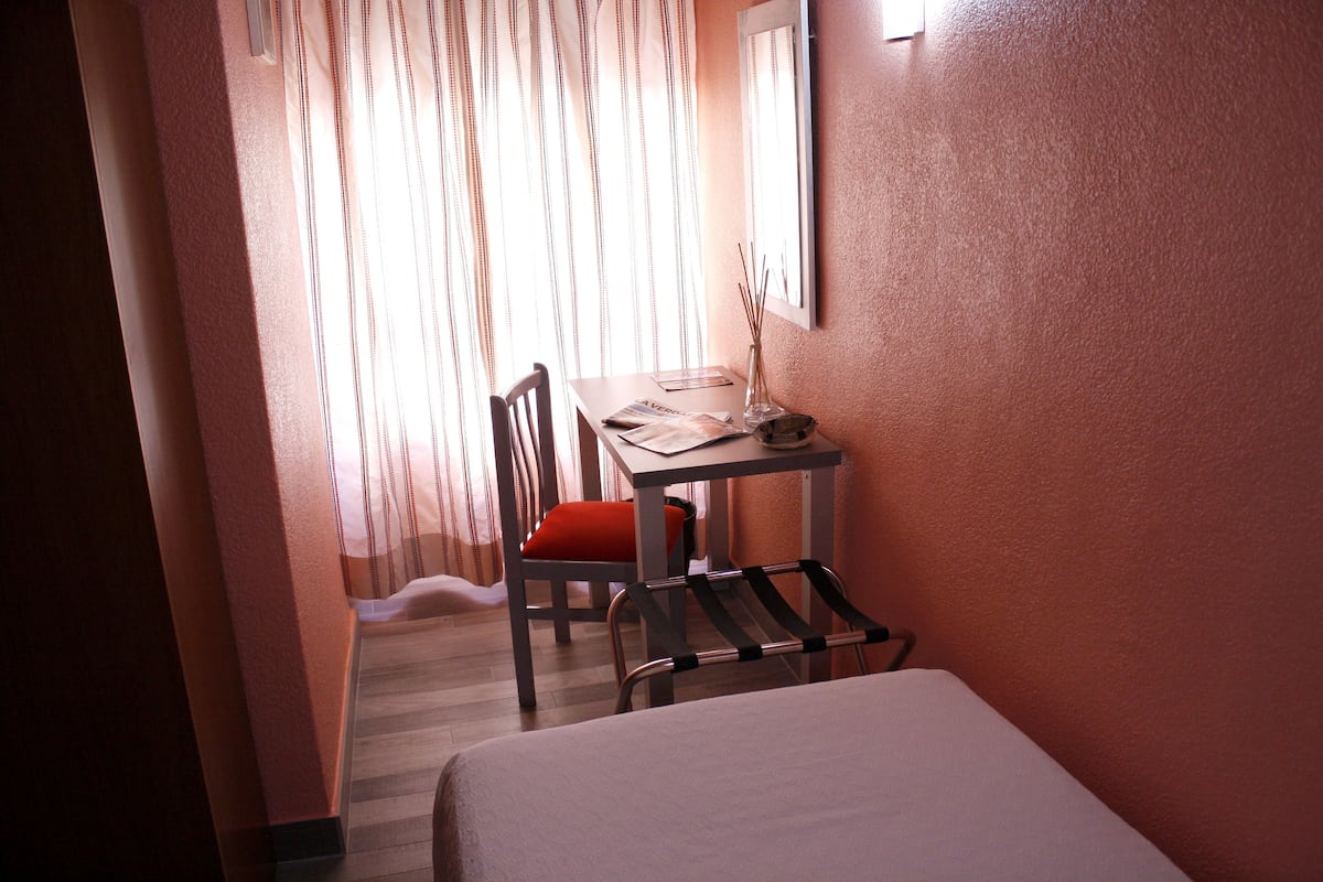 20 bedrooms, desk, laptop workspace, blackout curtains