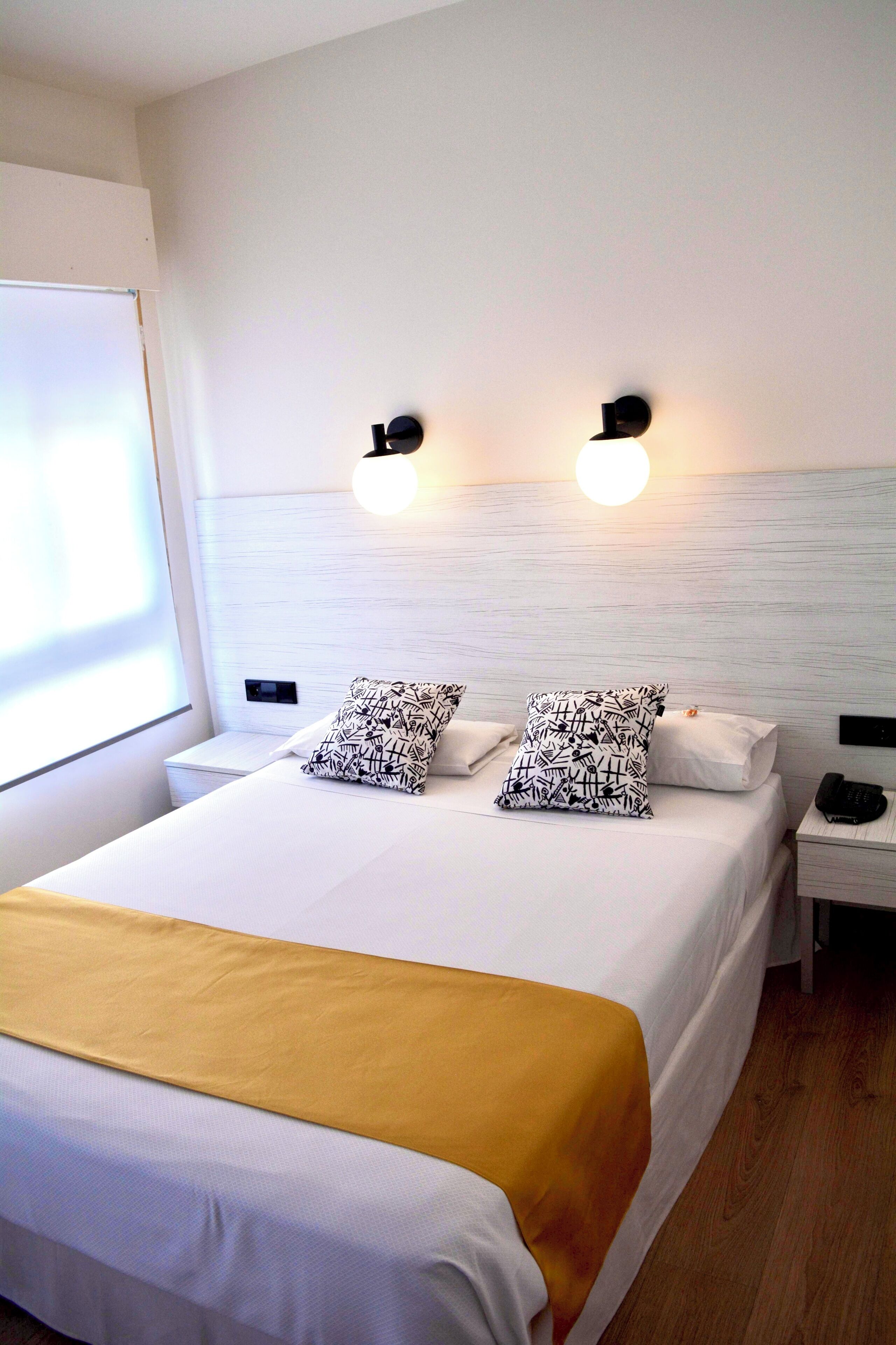 Superior-Doppelzimmer, 1 Doppelbett | 20 Schlafzimmer, Schreibtisch, laptopgeeigneter Arbeitsplatz