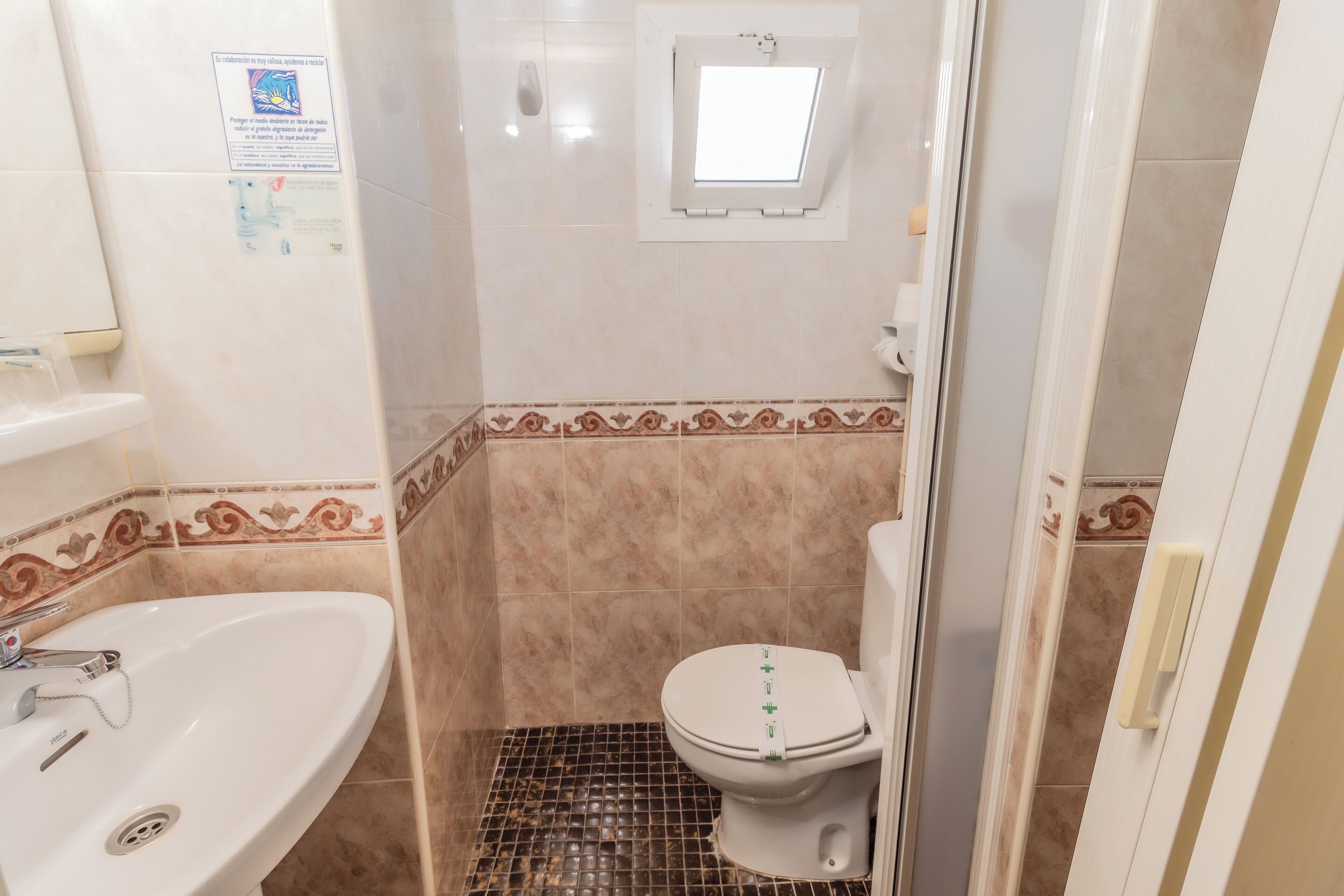 Standard Single Room, 1 Twin Bed | Bathroom | Rainfall showerhead, free toiletries, towels, soap