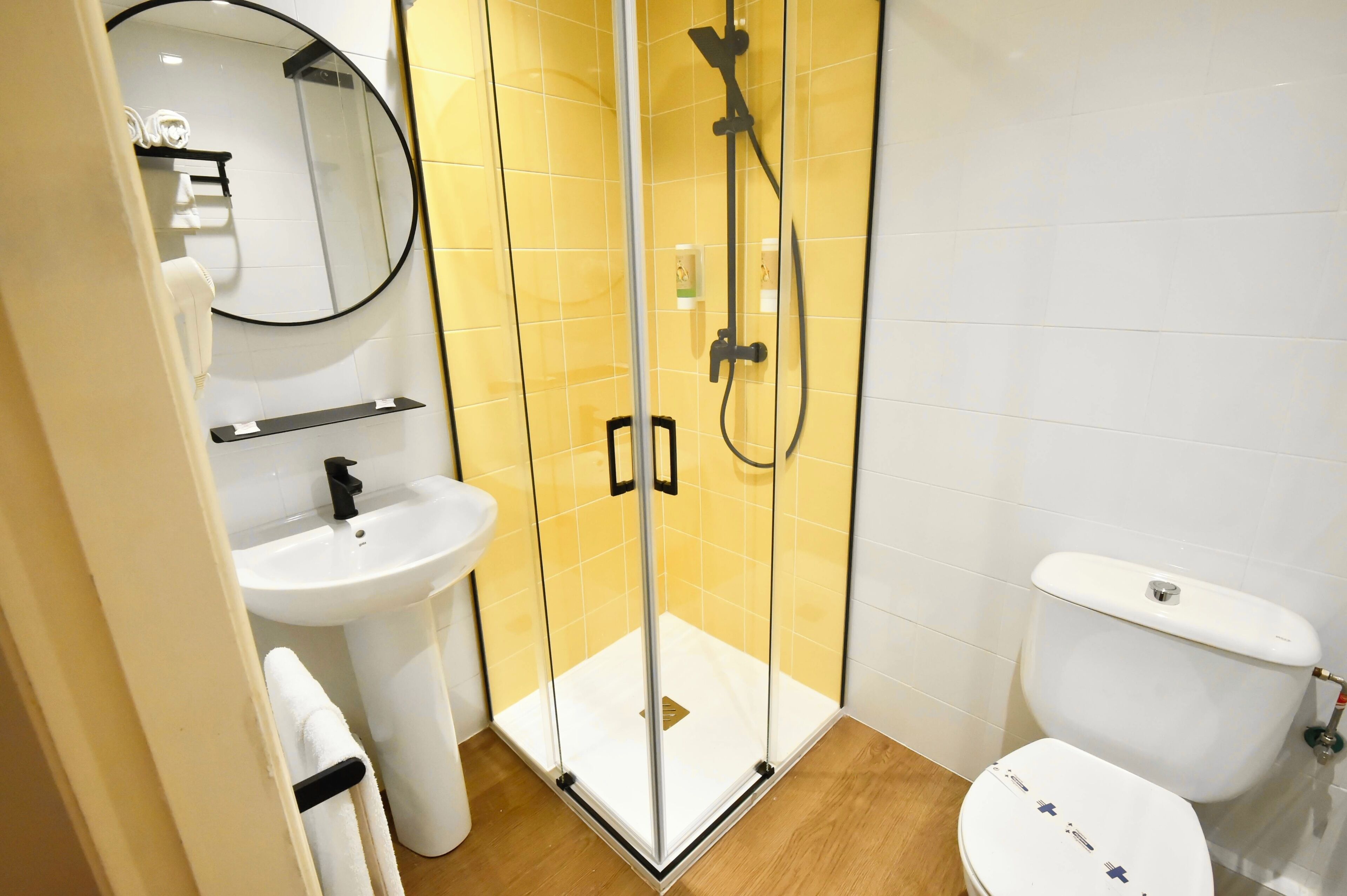 Dusche, Regendusche, kostenlose Toilettenartikel, Haartrockner