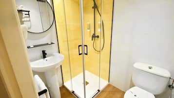 Shower, rainfall showerhead, free toiletries, hair dryer