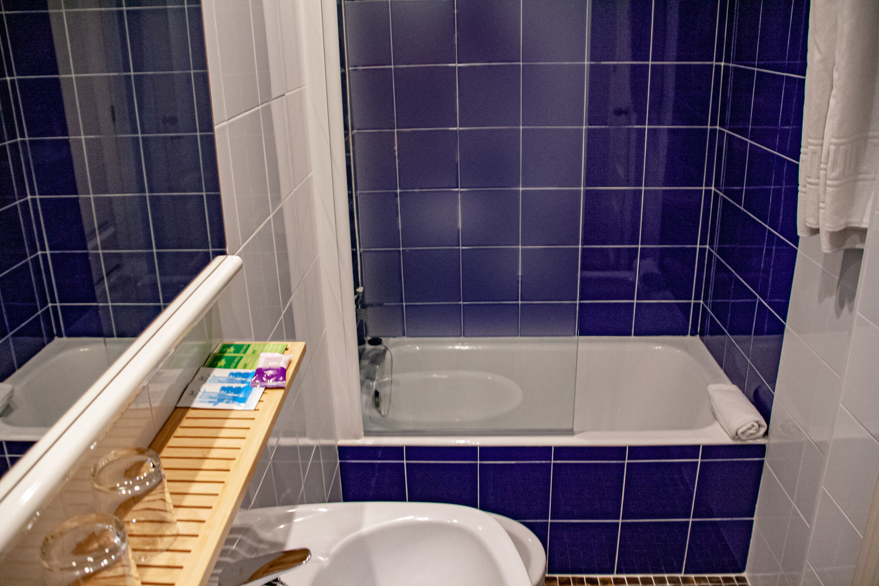 Kamar Double Deluks | Kamar mandi | Pancuran hujan, perlengkapan mandi gratis, handuk, dan sabun