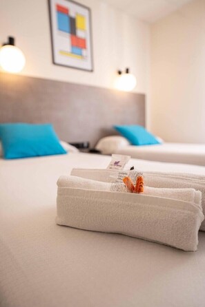 Twin room UP | 20 bedrooms, individually decorated, individually furnished, desk - Hotel Universal Murcia (Murcia)