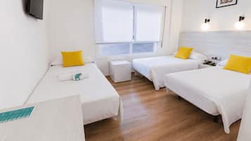 Habitación triple estándar | 20 dormitorios, decoración individual, mobiliario individual