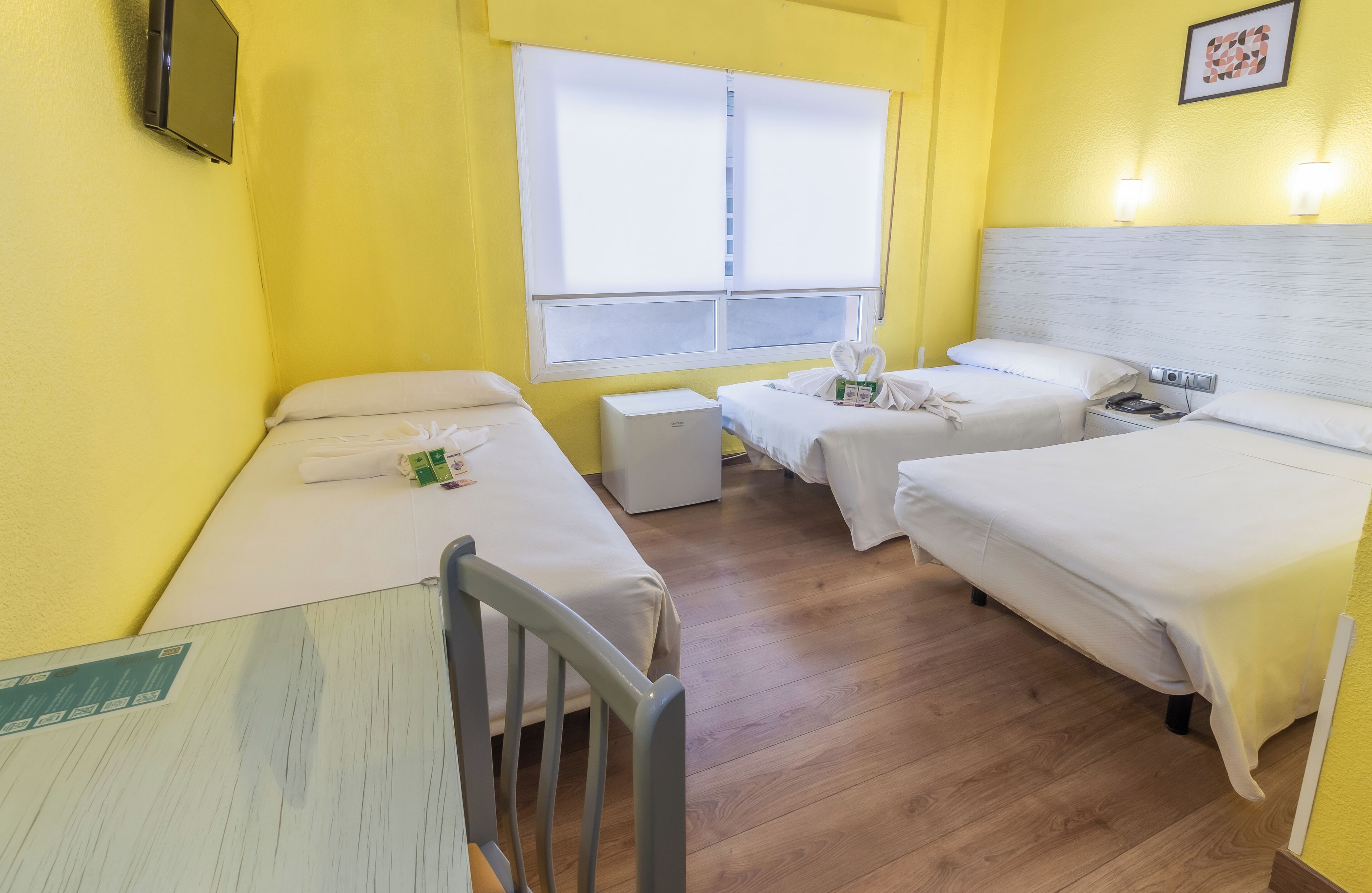 Tremannsrom – standard | 20 soverom, skrivebord, skrivebord for bærbar PC og blendingsgardiner