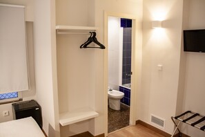 Twin room UP | 20 bedrooms, desk, laptop workspace, blackout drapes