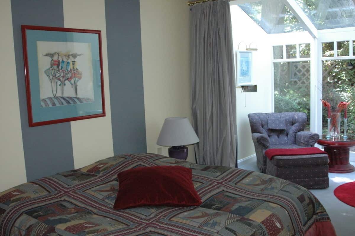 Habitación doble, vista al jardín | Escritorio, espacio para trabajar con laptop y cortinas blackout