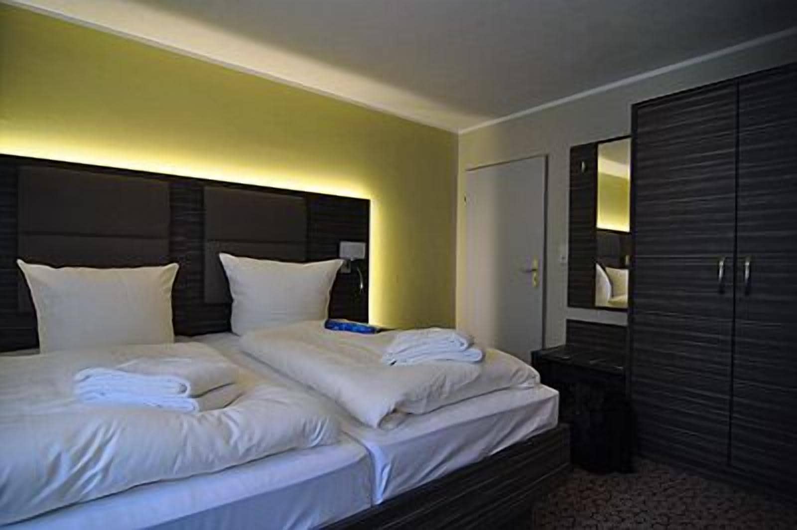 comfort double room, non smoking, canal view | desk, free wifi