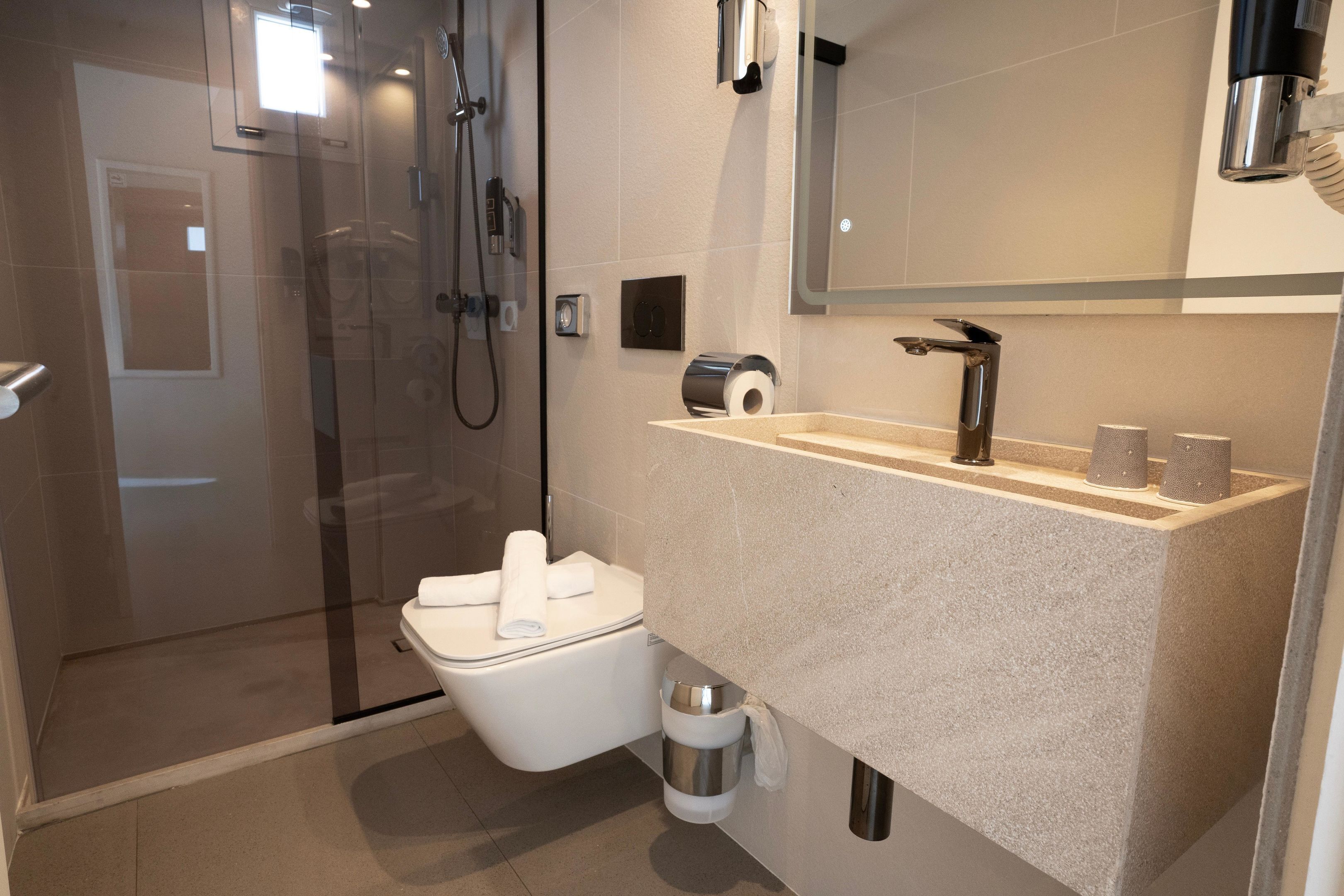 Chambre Double, terrasse, vue partielle sur la mer (Relax) | Salle de bain