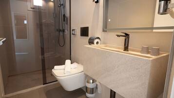 Chambre Double, terrasse, vue partielle sur la mer (Relax) | Salle de bain