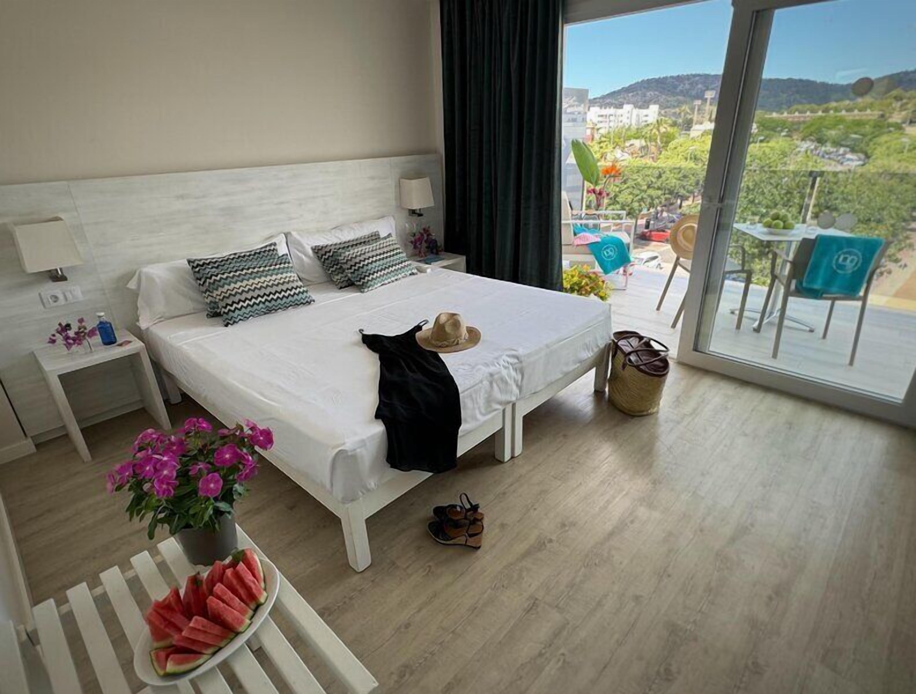 Down duvets, in-room safe, blackout curtains, free WiFi