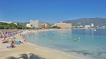 Nær stranden og hvit sand