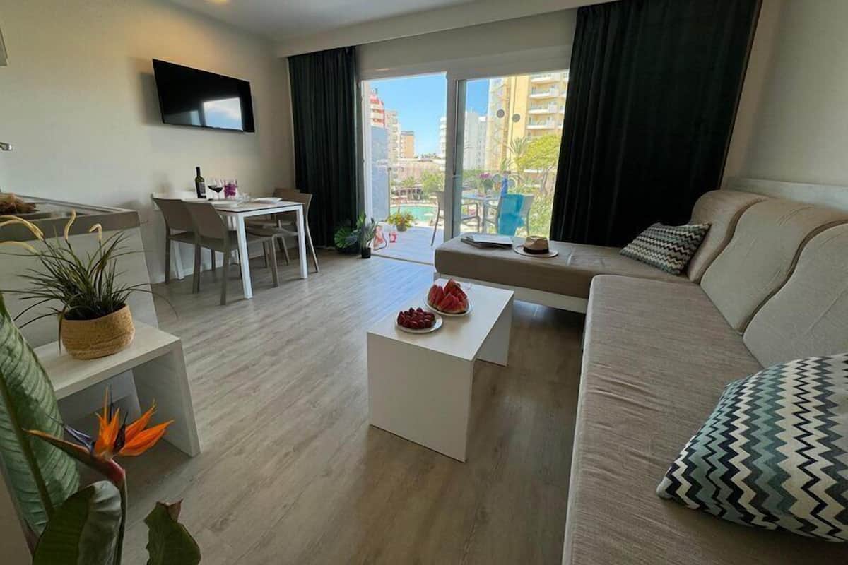 Departamento superior, 1 habitación, balcón | Área de sala de estar | Televisión