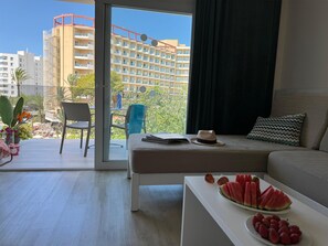 Apartamento superior, 1 habitación, balcón | Edredones de plumas, caja fuerte, cortinas opacas y wifi gratis