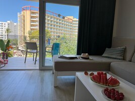 Cubrecamas, caja de seguridad en la habitación y cortinas blackout 