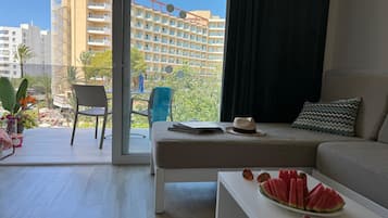 Leilighet – superior, 1 soverom, balkong | Oppholdsområde | TV