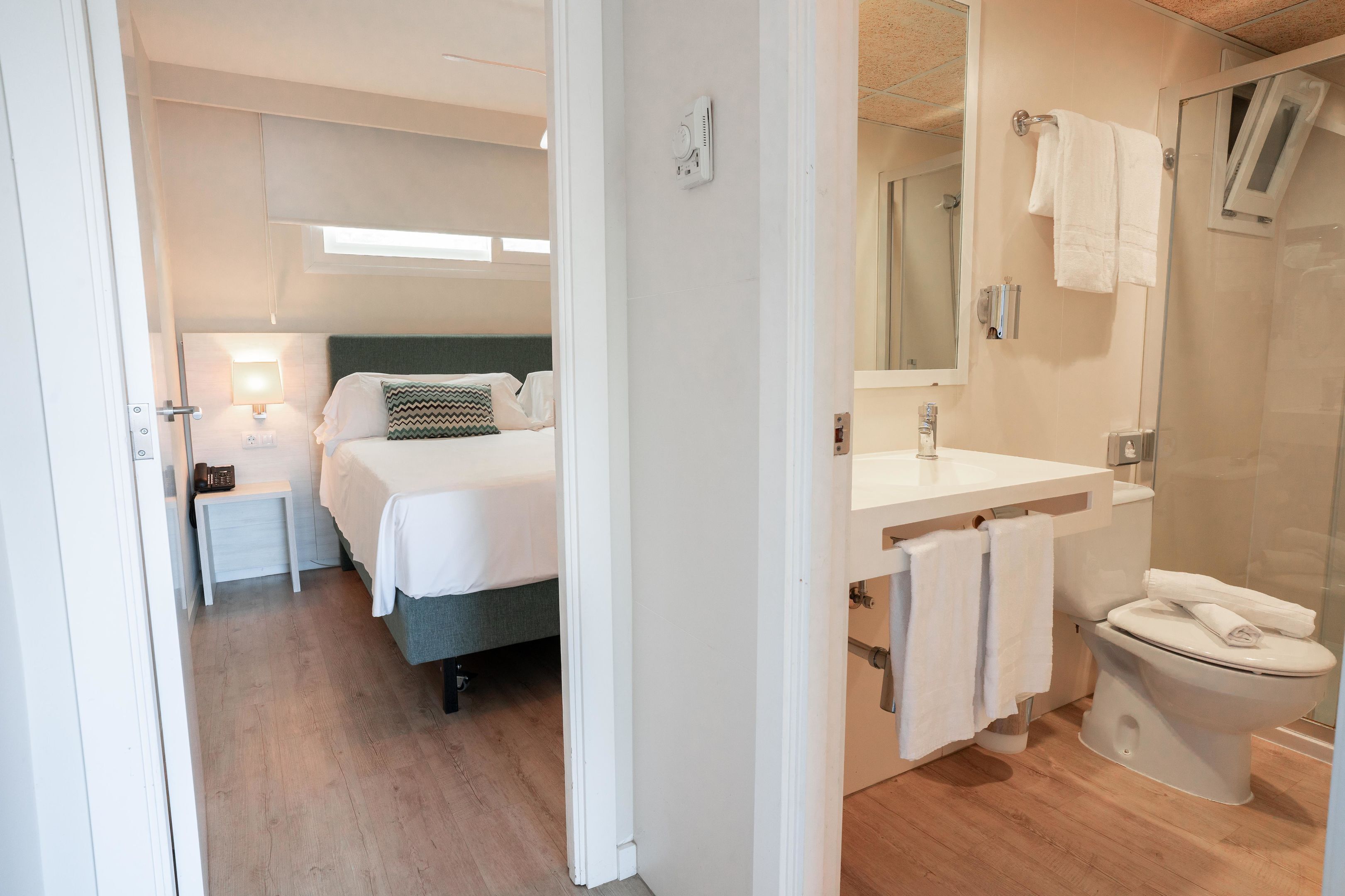 Apartamento Deluxe, 1 habitación, terraza (Solarium) | Baño | Ducha, secador de pelo y toallas