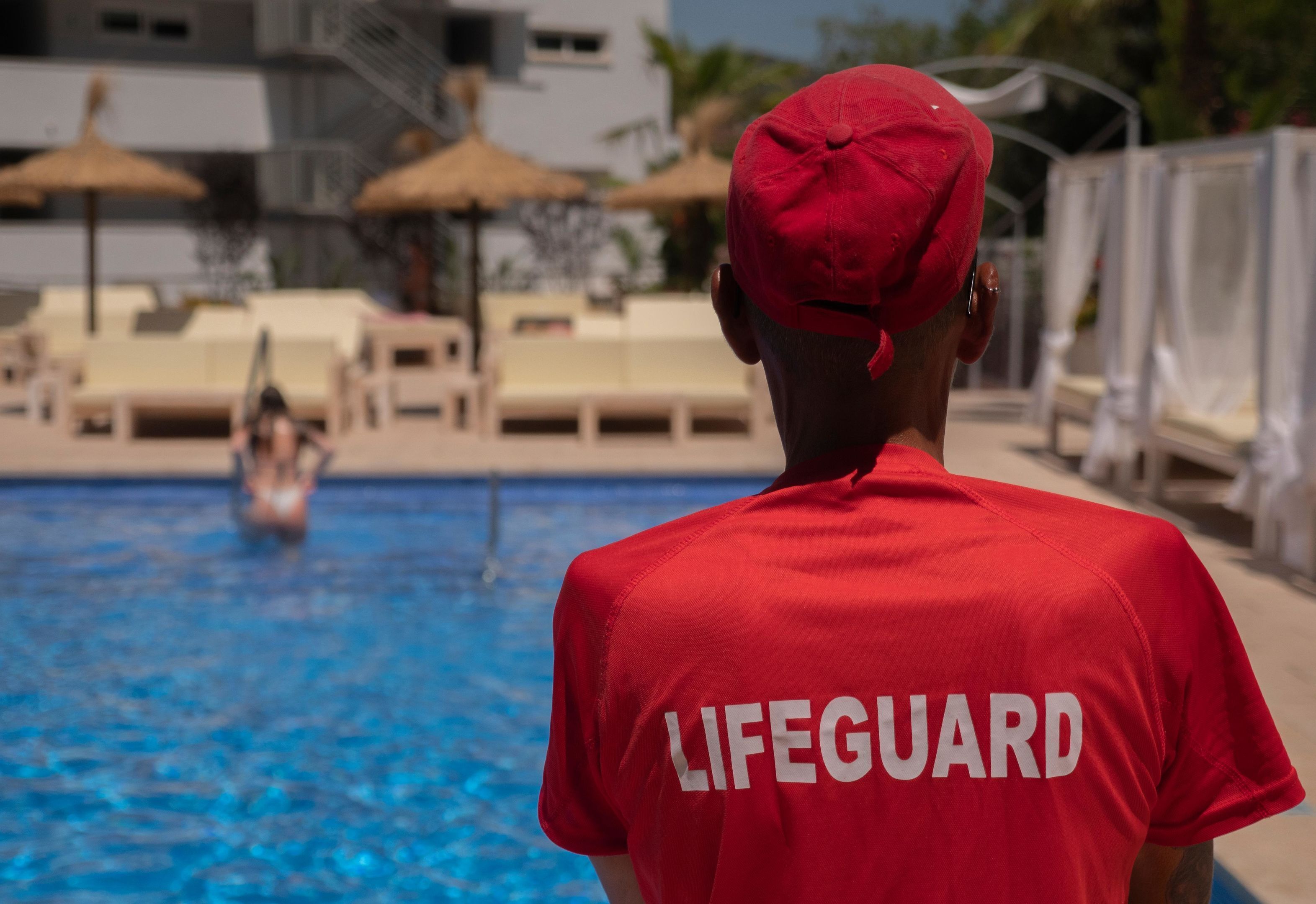 Sæsonbestemt udendørs pool, åben fra kl. 11.00 til kl. 19.00, liggestole