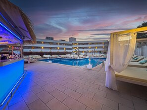 Seasonal outdoor pool, open 11:00 AM to 7:00 PM, sun loungers - INN Mallorca Aparthotel (Calvia)